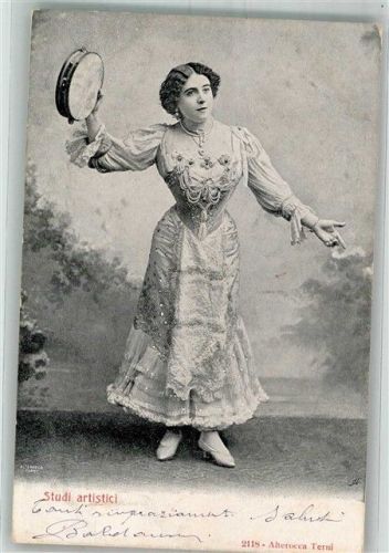 Künstlerin in einem aufwendigen Kleid mit einem Tamburin Fotograf Alterocca Terni