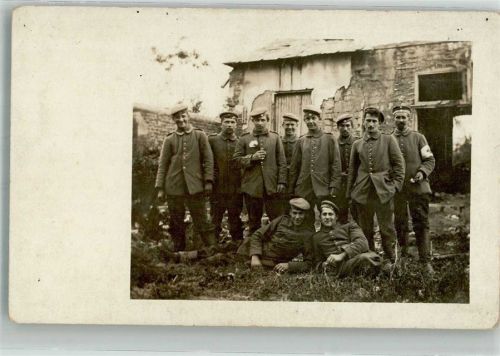 Gruppenaufnahme von Landsern in Uniform Rotes Kreuz