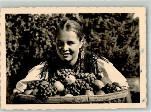 Bozen Junge Frau in Tracht mit einem Korb Äpfel und Weintrauben Fotograf Felderer