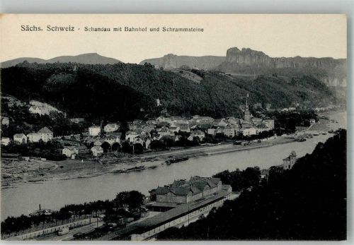 Bad Schandau Panorama des Ortes mit St.-Johannis-Kirche Bahnhof und den Schrammsteinen