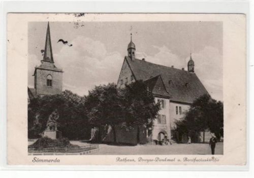 Sömmerda mit Rathaus, Dreyse-Denkmal und Bonifaciuskirche gelaufen 1926 kleiner Knick oben und unten rechts. Leichte Stempelspuren oben links, sonst gut erhalten.