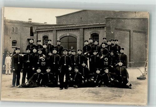 Gruppenaufnahme von Landsern in Uniform mit ihren Geschützen auf dem Kasernenhof