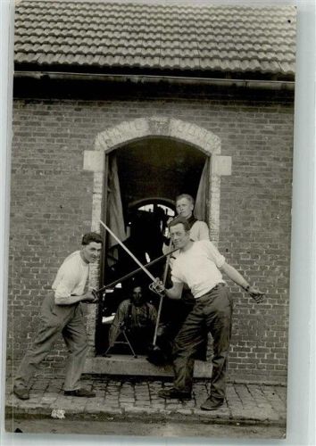 Soldaten im Eingang zur Kaserne mit Säbeln und Maschinengewehr