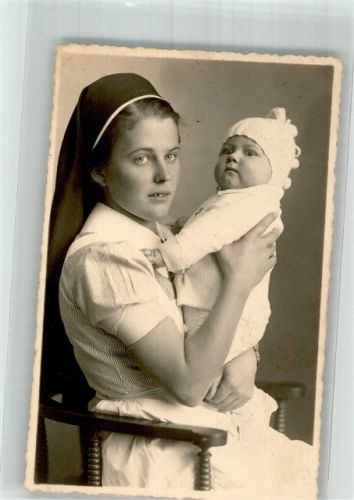 Christliche Schwester mit Baby auf dem Arm