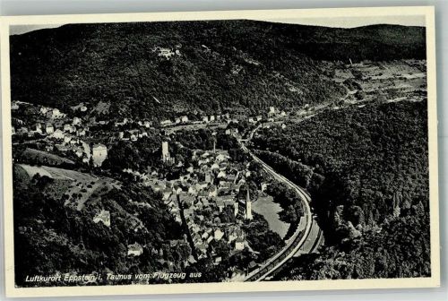 Eppstein Fliegeraufnahme des Ortes mit St. Laurentius Kirche und Burg Eppstein