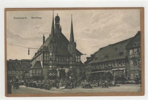 Wernigerode. ein Ansicht an einem Markttag ungelaufen Gute Erhaltung. Interessant: Es handelt sich hierbei um eine falsche Beschriftung der Druckerei. Auf der Karte befindet sich ein falscher Titel, statt Duderstadt sollte Wernigerode stehen.