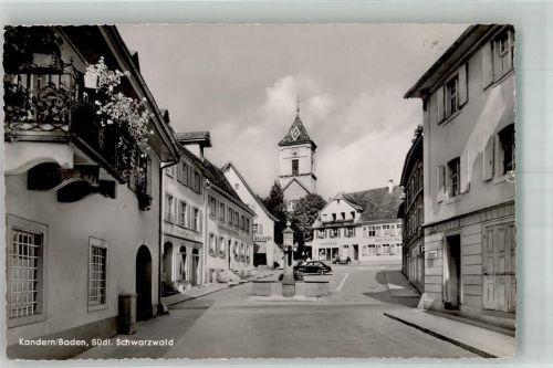 Kandern Marktplatz mit Brunnen Apotheke und Kirche St. Clemens