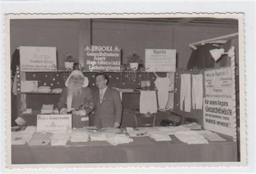 Passau Innenansicht Passauer Christkindlmarkt 1955 Nibelungenhalle. Stand Nr. 9 der Fa. Hugo Klöter / Angora Gesundheitswäsche, Laufenburg Nikolaus Karte beschrieben Leichter Bug in der Mitte, sonst gut erhalten.