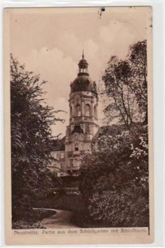 Neustrelitz Neustrelitz mit Partie aus dem Schloßgarten und Schloßturm. Postalisch gelaufen mit Poststempel 31.7.1912. Stempelspur oben rechts, sonst gut erhalten.