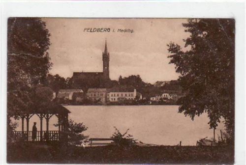 Feldberg Feldberg i. Mecklbg. mit Kirche mit See. Postalisch gelaufen mit Poststempel 1.6.1925. Knickstelle oben links, sonst gut erhalten.