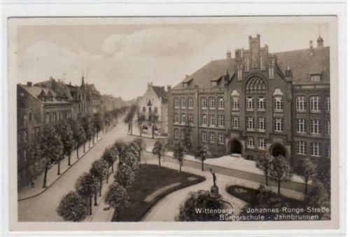 Wittenberge mit Johannes - Runge - Straße und Bürgerschule mit Jahnbrunnen gelaufen, Stempel nicht lesbar. Gute Erhaltung.