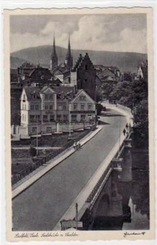 Saalfeld Saalfeld mit Saalebrücke mit Saaletor. ungelaufen handschriftliches Datum von 1941 kleiner Knick oben rechts, sonst gut erhalten.