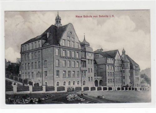 Sebnitz Sebnitz mit neuer Schule gelaufen von 1908. Leichter Bug unten rechts, leicht fleckig, sonst gut erhalten.