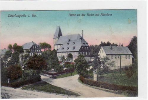 Oberlungwitz Oberlungwitz mit Partie an der Kirche und Pfarrhaus gelaufen von 1914. Vorder- und Rückseite leicht fleckig, sonst gut erhalten.