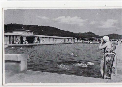 Hersbruck mit Schwimmbad gelaufen von 1942. Ecken mit Albumabdrücken, leichter Stempeldurchdruck, sonst gut erhalten