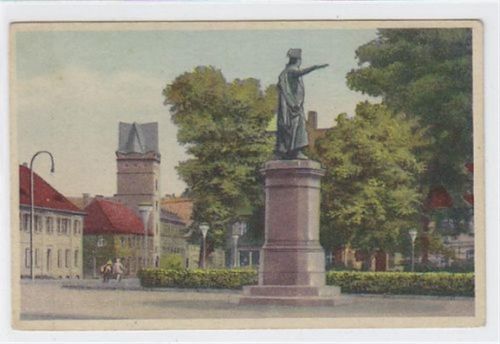 Dessau Dessau mit Franz Denkmal ungelaufen Die Ak ist leicht fleckig. Sonst gut erhalten.