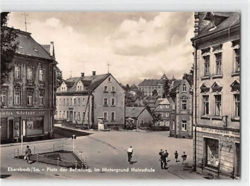 Ebersbach Ebersbach in Sachsen. Platz der Befreiung, im Hintergrund die Hainschule gelaufen. Leichter Stempeldurchdruck, sonst gut erhalten
