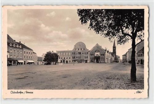 Osterhofen an der Donau. Marktplatz mit Blick auf die Kirche gelaufen. Leichter Bug und kleiner Knick oben rechts, sonst gut erhalten