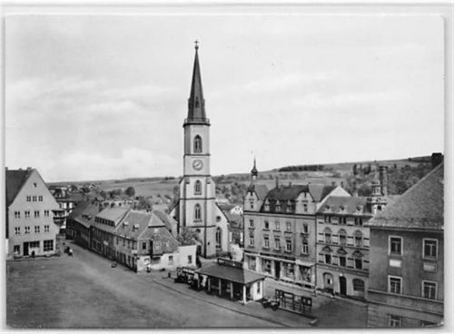 Stollberg im Erzgebirge. Hauptmarkt mit Kirche gelaufen. Gute Erhaltung.