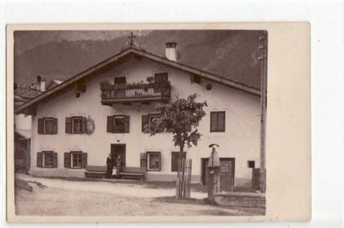 Schwaz Schwaz, seltene Echtfotokarte, ein Bauernhaus ungelaufen Leicht bügig, leicht fleckig, sonst gut erhalten