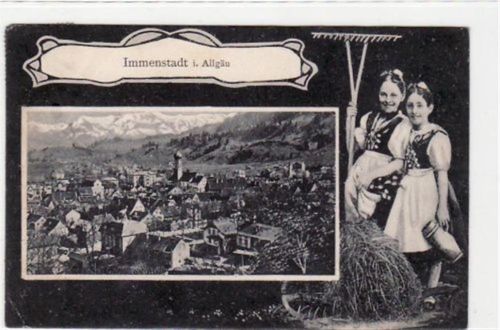 Immenstadt im Allgäu. Immenstadt und zwei Mädchen in Tracht Rechen gelaufen 1909. Leichter Bug unten links. Rückseite leicht fleckig, sonst gut erhalten