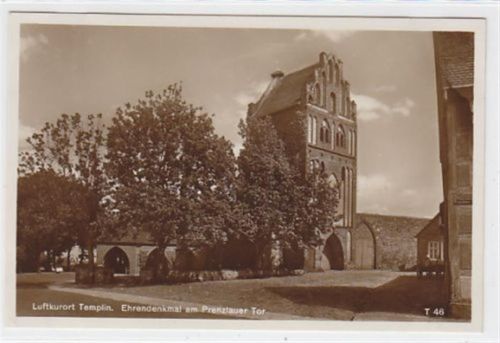 Luftkurort Templin. Ehrendenkmal am Prenzlauer Tor ungelaufen Leichte Abdrücke an den Ecke n vom Album, sonst gut erhalten