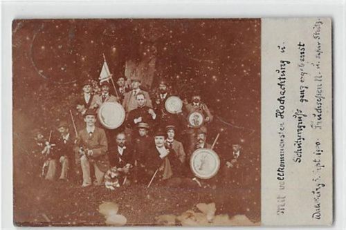 Waldburg. Gruppenfoto mit Jägern und Gewehren gelaufen. Leichter Stempeldurchdruck, kleiner Knick oben rechts und links, sonst gut erhalten