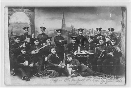 Ulm Ulm. ein Gruppenfoto von Soldaten gelaufen. Marke entfernt. Fleckig, leicht bügig, leichte Abschürfungen, kleiner Knick unten rechts, sonst gut erhalten