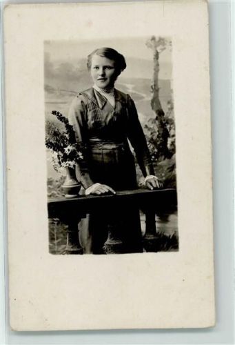 Peißenberg Ort lt. Fotograf Mauer Vase Blumen Frau