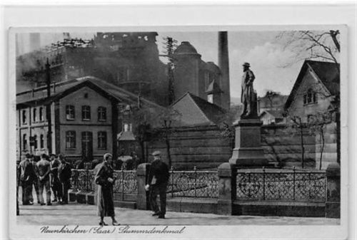 Neunkirchen. Stummdenkmal gelaufen. Leichter Stempeldurchdruck, kleiner Knick unten links, leicht fleckig, sonst gut erhalten