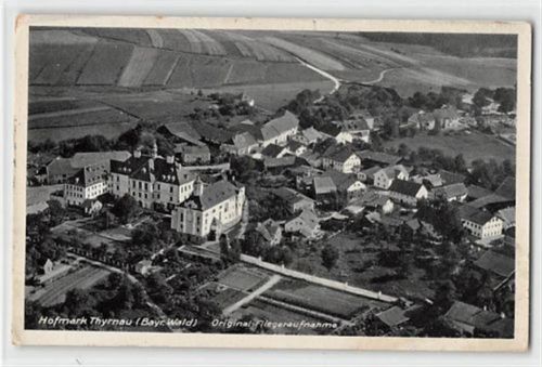 Hofmark-Thyrnau im Bayerischen Wald. Original-Fliegeraufnahme gelaufen. leichte Abschürfungen, leichter Knick unten rechts, kleiner Riss am Rand unten, leicht fleckig, sonst gut erhalten