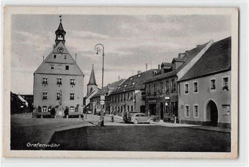 Grafenwöhr. Häuserreihe und Rathaus gelaufen kleiner Knick unten rechts, leicht fleckig, sonst gut erhalten