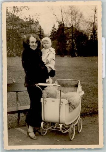 1945 Mutter und Kind Kinderwagen