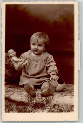 1928 Kleinkind mit einer Puppe AK