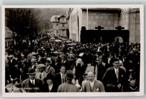82487 W8103 Oberammergau - Passionstheater Zuschauer Vorstellungsende Kreuz Hut