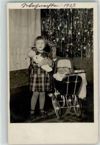 Geschmückter Tannenbaum Puppenwagen Puppe Privatfoto 1927