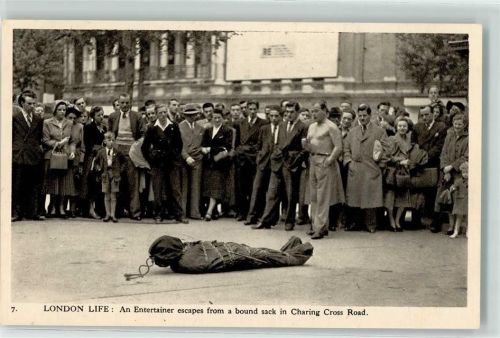 London Ein Entertainer entkommt einem gebundenem Sack