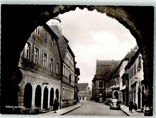 Volkach Dorfstraße Torbogen VW-Käfer
