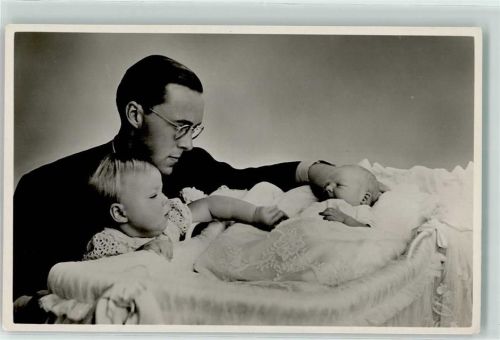 Prinz Bernhard mit Prinzessin Beatrix und Prinzessin Irene