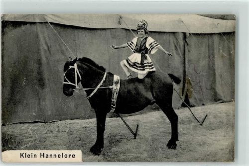 Klein Hanelore auf Pferd