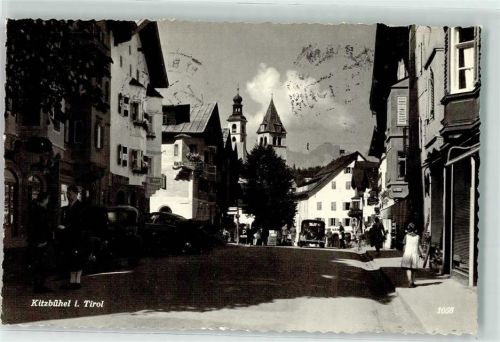 Kitzbühel Kirche Turm Auto Geschäfte Mädchen Männer