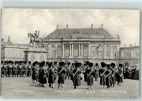 Kopenhagen Vagtparaden paa Amalienborg Garde Uniform