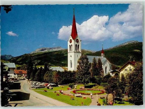 Riezlern 1100 m Hoh. Ifen 2232 m Kirche Auto