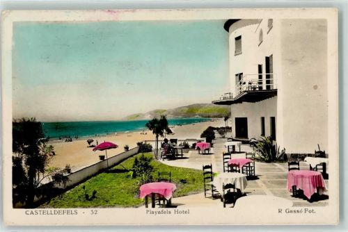 Castelldefels Playafels Hotel Tisch Stuhl Tischdecke Sonnenschirm Pink Strand Meer Balkon