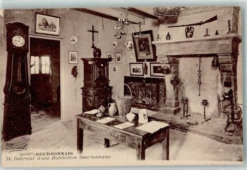 Vichy Interieur d une Habitation Bourbonnaise Wanduhr Kamin Korb Wandbild Gewehr Tisch Spinnrad Ort lt. Stempel