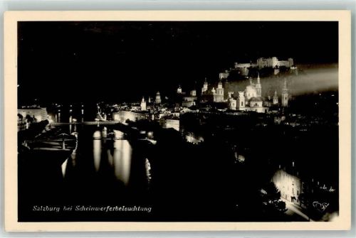Salzburg bei Scheinwerferbeluchtung bei Nacht