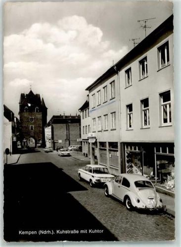 47906 W4152 Kempen , Niederrhein Foto AK Kuhstraße mit Kuhtor VW Käfer BMW Mercedes