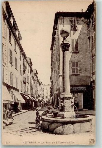 06160 Antibes - La Rue de l Hotel de Ville Brunnen Säule Geschäfte