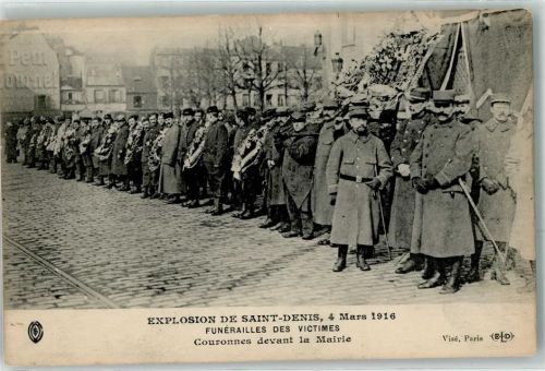 Saint-Denis 1916 Explosion Funerailles des Victimes Couronnes devant la Mairie