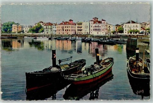 Saint-Jean-de-Luz Cote Basque le Port et Quai de l`Infante Fischerboot
